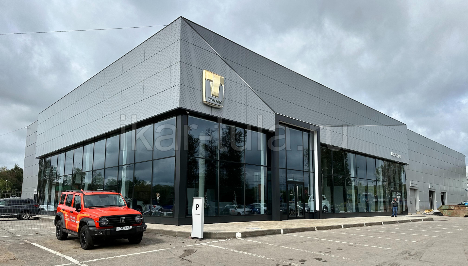 Остекление и облицовка дилерского центра TANK в городе Тула